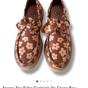 ISO Sperry Floral size 9  🙏🏼